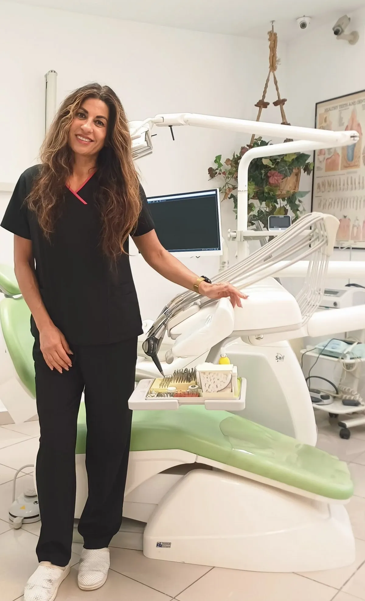 La Dra. Maryam, directora de Dental Estetic Oeste, junto al sillón clínico